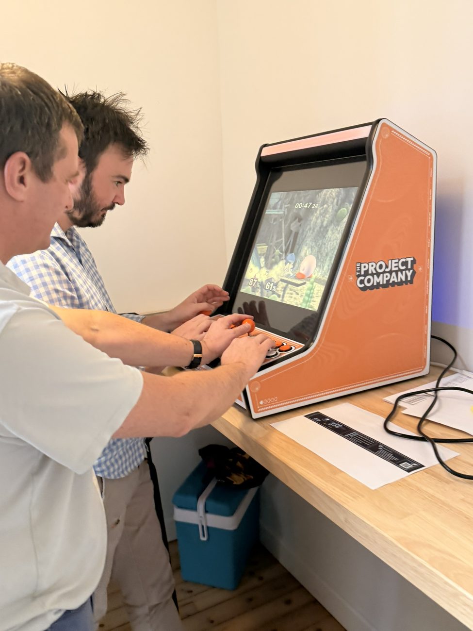 Borne d'arcade The Project Company au bureau